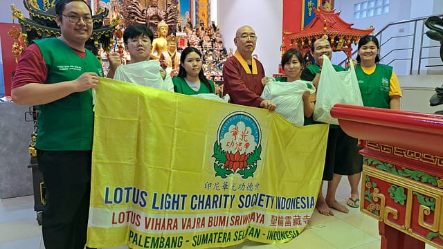 LLCS Vihara Vajra Bhumi Sriwijaya 聖輪雷藏寺 Palembang bagikan ratusan bungkus nasi untuk berbuka puasa selama 3 hari (hari pertama) LLCS Vihara Vajra Bhumi Sriwijaya 聖輪雷藏寺 Palembang bagikan ratusan bungkus nasi untuk berbuka puasa selama 3 hari (hari pertama)