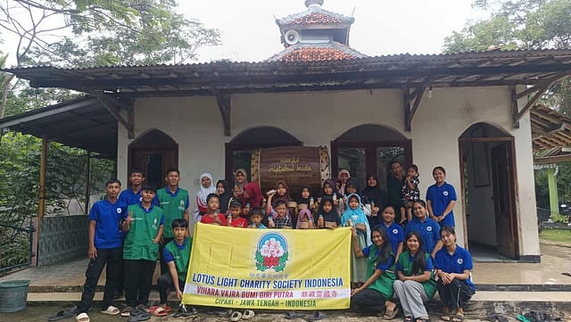 Penyerahan Paket Bukber oleh Lotus Light Charity Society Vihara Vajra Bumi Giri Putra Cipari sebagai Wujud Kepedulian dan Toleransi Antarumat Beragama Penyerahan Paket Bukber oleh Lotus Light Charity Society Vihara Vajra Bumi Giri Putra Cipari sebagai Wujud Kepedulian dan Toleransi Antarumat Beragama
