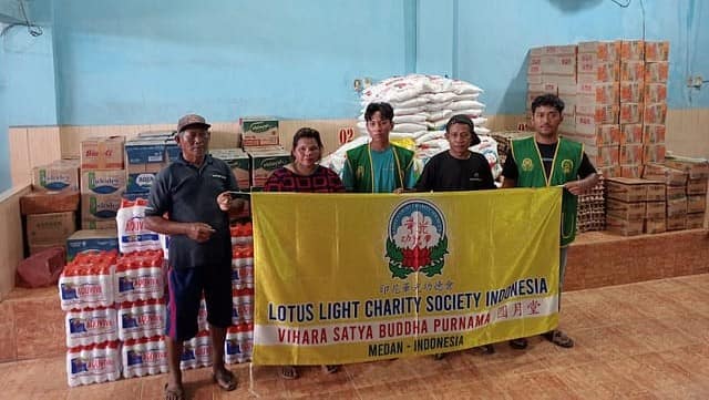 Sinergi Kemanusiaan: Lotus Light Charity Society dan Vihara Satya Buddha Purnama Salurkan Bantuan Sembako untuk Korban Banjir Bandang di Langkat Sinergi Kemanusiaan: Lotus Light Charity Society dan Vihara Satya Buddha Purnama Salurkan Bantuan Sembako untuk Korban Banjir Bandang di Langkat