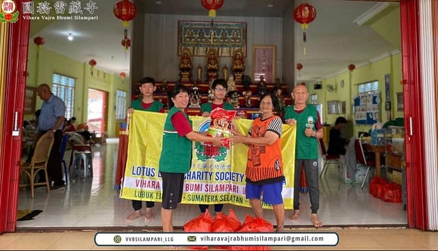 LLCS Vihara Vajra Bhumi Silampari 圓務雷藏寺bagikan 50 paket sembako kepada masyarakat yang membutuhkan LLCS Vihara Vajra Bhumi Silampari 圓務雷藏寺bagikan 50 paket sembako kepada masyarakat yang membutuhkan