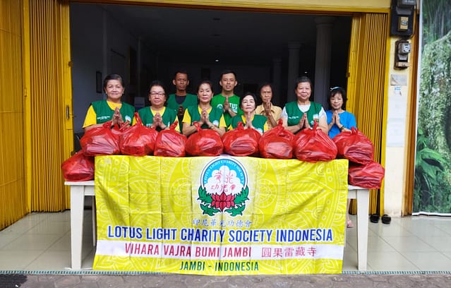 LLCS Vihara Vajra Bumi Jambi 圓果雷藏寺 bagikan 70 paket sembako kepada warga sekitar Vihara LLCS Vihara Vajra Bumi Jambi 圓果雷藏寺 bagikan 70 paket sembako kepada warga sekitar Vihara