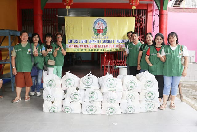 LLCS Vihara Vajra Bumi Kertayuga (真德雷藏寺) Pontianak membagikan 90 paket Imlek untuk Keluarga Prasejahtera di daerah SIANTAN LLCS Vihara Vajra Bumi Kertayuga (真德雷藏寺) Pontianak membagikan 90 paket Imlek untuk Keluarga Prasejahtera di daerah SIANTAN
