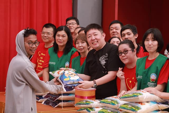 LLCS Vihara Vajra Vijaya Citta 勝心同修會 Samarinda, bagikan 800zak beras 5kg untuk masyarakat sekitar LLCS Vihara Vajra Vijaya Citta 勝心同修會 Samarinda, bagikan 800zak beras 5kg untuk masyarakat sekitar