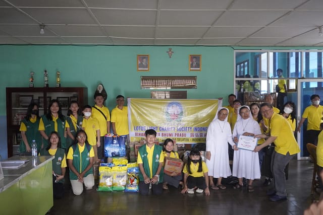 Awal Tahun di Jalan Kebajikan: Lotus Light Charity Society Vihara Vajra Bhumi Prabu (圓弘雷藏寺) Mengunjungi Tiga Panti Werdha di Palembang Awal Tahun di Jalan Kebajikan: Lotus Light Charity Society Vihara Vajra Bhumi Prabu (圓弘雷藏寺) Mengunjungi Tiga Panti Werdha di Palembang