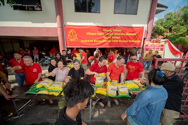 Gebyar Ulang Tahun Vihara Vajra Viriya Dharma 須彌雷藏寺 yang ke 15 tahun !! 8 ton beras untuk 1600 keluarga prasejahtera dan bantuan Lemari Es untuk 20 Tempat Ibadah Buddha di Kota Manado !! Gebyar Ulang Tahun Vihara Vajra Viriya Dharma 須彌雷藏寺 yang ke 15 tahun !! 8 ton beras untuk 1600 keluarga prasejahtera dan bantuan Lemari Es untuk 20 Tempat Ibadah Buddha di Kota Manado !!