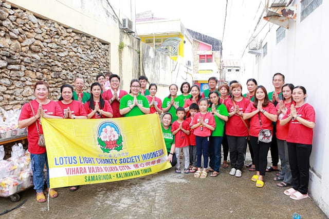 LLCS Vihara Vajra Vijaya Citta (勝心同修會) Samarinda bagikan sembako berkat untuk warga sekitar vihara LLCS Vihara Vajra Vijaya Citta (勝心同修會) Samarinda bagikan sembako berkat untuk warga sekitar vihara
