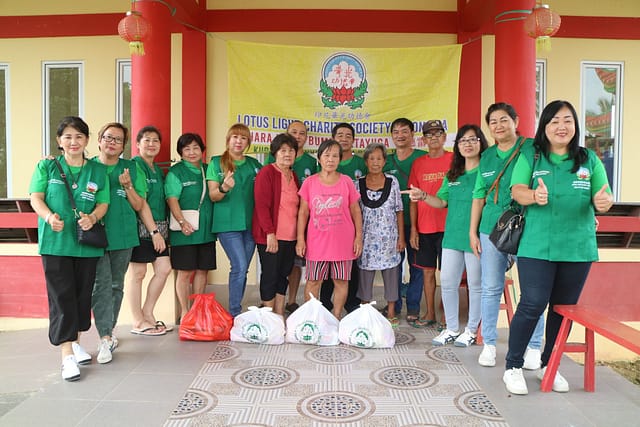 LLCS-Vihara Vajra Bumi Kertayuga Pontianak (真德雷藏寺) bagikan 85 paket Imlek untuk Keluarga Prasejahtera di daerah Punggur LLCS-Vihara Vajra Bumi Kertayuga Pontianak (真德雷藏寺) bagikan 85 paket Imlek untuk Keluarga Prasejahtera di daerah Punggur