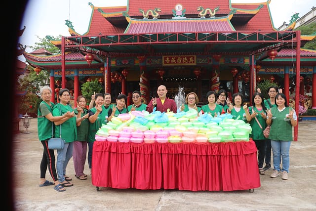 650 Kotak Makanan, 1 Momen Penuh Makna: Aksi Berbagi yang Menghangatkan Hati oleh LLCS Vihara Vajra Bumi Kertayuga Pontianak