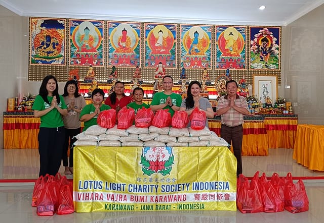 LLCS Vihara Vajra Bumi Karawang 寶嚴同修會 bagikan 20 paket sembako untuk keluarga prasejahtera LLCS Vihara Vajra Bumi Karawang 寶嚴同修會 bagikan 20 paket sembako untuk keluarga prasejahtera