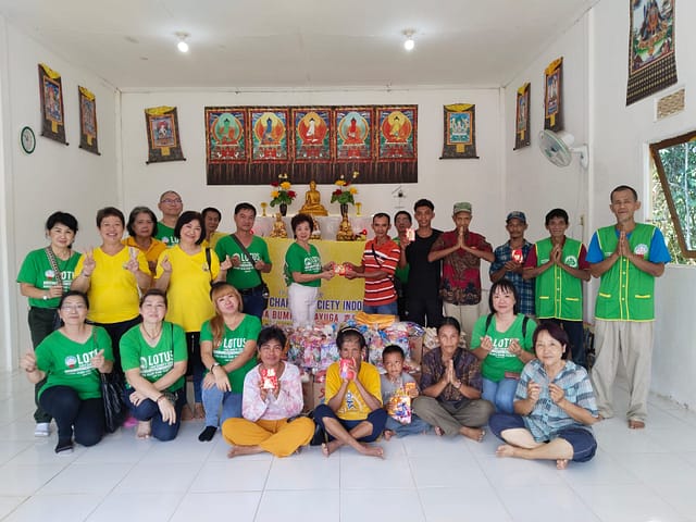 LLCS Vihara Vajra Bumi Dayak Senakin(普光同修會), Vihara Avalokitesvara(精進同修會), dan Vihara Vajra Bumi Sesungai(法護同修會) di desa Senakin salurkan paket sembako untuk umat dan warga sekitar LLCS Vihara Vajra Bumi Dayak Senakin(普光同修會), Vihara Avalokitesvara(精進同修會), dan Vihara Vajra Bumi Sesungai(法護同修會) di desa Senakin salurkan paket sembako untuk umat dan warga sekitar