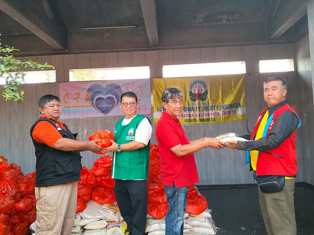 LLCS Vihara Dharma Hastabrata 圓信堂 Jakarta dan Yayasan Cinta Kasih Susan Kumala adakan bakti sosial pembagian paket sembako di daerah Tanjung Pura, Karawang LLCS Vihara Dharma Hastabrata 圓信堂 Jakarta dan Yayasan Cinta Kasih Susan Kumala adakan bakti sosial pembagian paket sembako di daerah Tanjung Pura, Karawang