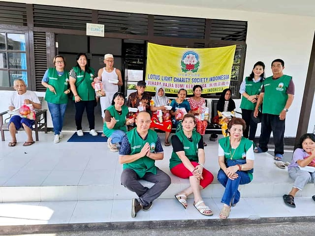LLCS Vihara Vajra Bumi Kertayuga 真德雷藏寺berkunjung ke Panti Jompo Mulia Dharma menjelang Hari Raya Waisak LLCS Vihara Vajra Bumi Kertayuga 真德雷藏寺berkunjung ke Panti Jompo Mulia Dharma menjelang Hari Raya Waisak