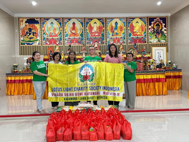 LLCS Vihara Vajra Bumi Karawang – 寶嚴同修會 dalam rangka Hari Raya Trisuci Waisak dan Memperingati Hari Jadi Mahaguru Lian Sheng bagikan sejumlah kebutuhan pokok