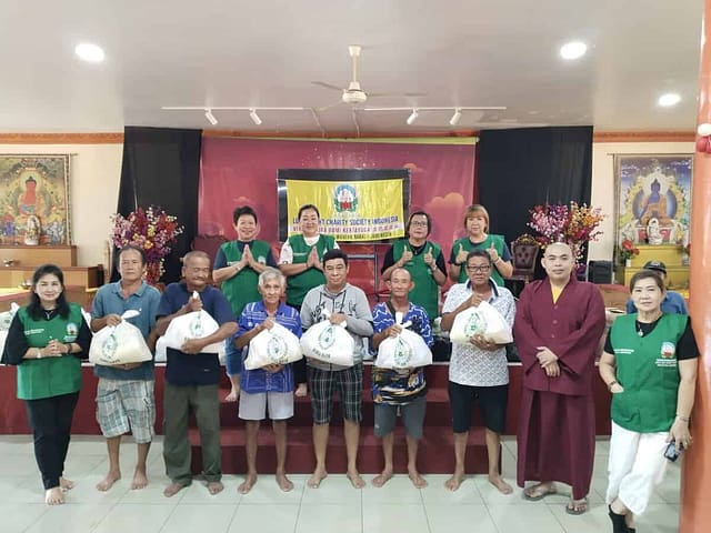 LLCS Vihara Vajra Bumi Kertayuga Pontianak 真德雷藏寺Bagikan Paket Sembako di Vihara LLCS Vihara Vajra Bumi Kertayuga Pontianak 真德雷藏寺Bagikan Paket Sembako di Vihara