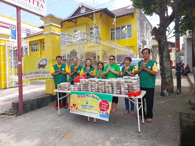 LLCS Vihara Vajra Vijaya Citta – Samarinda bagikan 200 paket Nasi Lotus untuk masyarakat sekitar LLCS Vihara Vajra Vijaya Citta – Samarinda bagikan 200 paket Nasi Lotus untuk masyarakat sekitar