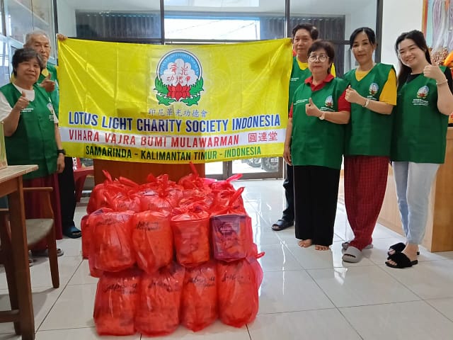 Berbagi Kebahagiaan Idul Fitri: 36 Paket Lebaran dari Lotus Light Charity Society Vihara Vajra Bumi Mulawarman (印尼三马林达圓達堂) untuk Warga Sekitar