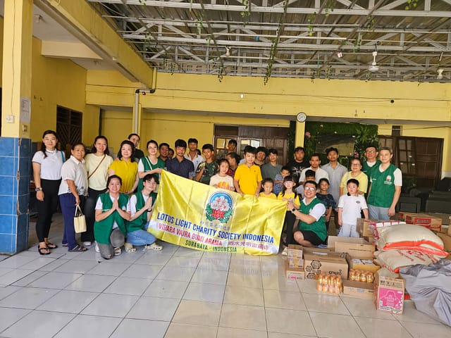 LLCS Vihara Vajra Bumi Arama Surabaya 泗水光明雷藏寺 adakan bakti sosial dengan mengunjungi panti asuhan dan panti jompo