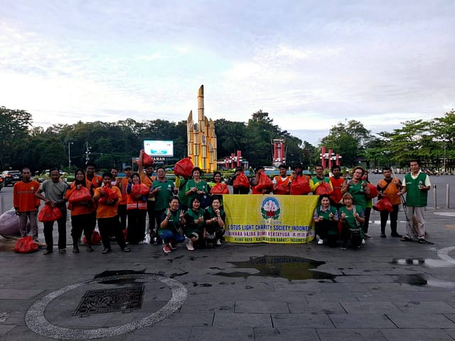 LLCS Vihara Vajra Bumi Kertayuga 真德雷藏寺Pontianak bagikan Paket Sembako untuk Petugas Kebersihan Jalan LLCS Vihara Vajra Bumi Kertayuga 真德雷藏寺Pontianak bagikan Paket Sembako untuk Petugas Kebersihan Jalan