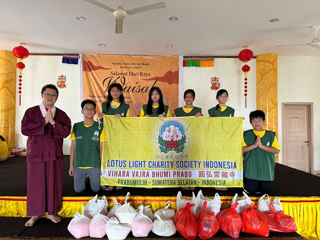 LLCS Vihara Vajra Bhumi Prabu Kota Prabumulih圓弘雷藏寺 bagikan 19 Paket Sembako untuk Warga yang Membutuhkan