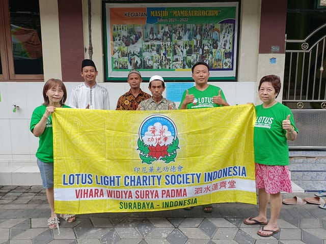 LLCS Vihara Widiya Surya Padma Surabaya – Dalam rangka perayaan Hari Jadi Dharmaraja Liansheng, Melakukan kegiatan membagikan paket baksos LLCS Vihara Widiya Surya Padma Surabaya – Dalam rangka perayaan Hari Jadi Dharmaraja Liansheng, Melakukan kegiatan membagikan paket baksos