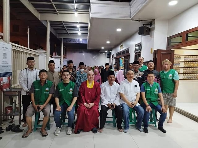 LLCS Vihara Satya Buddha Purnama di Medan – mengadakan acara buka puasa bersama dan membagikan sembako serta berkah sedekah kepada anak yatim piatu dari enam panti asuhan yang berada di sekitar wilayah Medan LLCS Vihara Satya Buddha Purnama di Medan – mengadakan acara buka puasa bersama dan membagikan sembako serta berkah sedekah kepada anak yatim piatu dari enam panti asuhan yang berada di sekitar wilayah Medan
