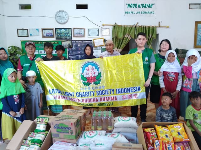 LLCS Vihara Satya Buddha Dharma 慈園堂 Citarum Semarang Door to Door berbagi kepada warga prasejahtera LLCS Vihara Satya Buddha Dharma 慈園堂 Citarum Semarang Door to Door berbagi kepada warga prasejahtera