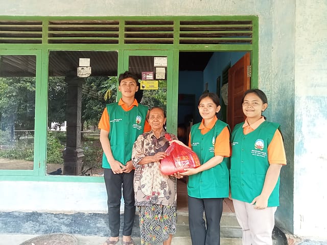 LLCS Vihara Vajra Bhumi Bala Putra寶積同修會, Vihara Vajra Bhumi Buddha Ratana 寶施同修會, dan Vihara Vajra Bhumi Buddha Cariya 寶藏同修會 bagikan 15 paket sembako kepada warga yang membutuhkan LLCS Vihara Vajra Bhumi Bala Putra寶積同修會, Vihara Vajra Bhumi Buddha Ratana 寶施同修會, dan Vihara Vajra Bhumi Buddha Cariya 寶藏同修會 bagikan 15 paket sembako kepada warga yang membutuhkan