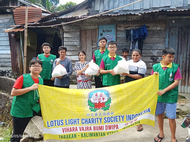Peringati Waisak, LLCS Vihara Vajra Bumi Dwipa佛理堂 Tarakan Salurkan 50 Paket Sembako Waisak untuk Warga Sekitar Peringati Waisak, LLCS Vihara Vajra Bumi Dwipa佛理堂 Tarakan Salurkan 50 Paket Sembako Waisak untuk Warga Sekitar