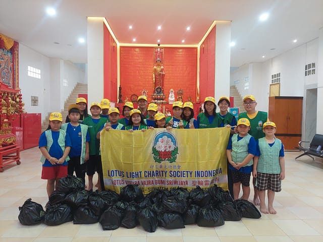 LLCS Vihara Vajra Bhumi Sriwijaya bagikan 200 paket sembako LLCS Vihara Vajra Bhumi Sriwijaya bagikan 200 paket sembako