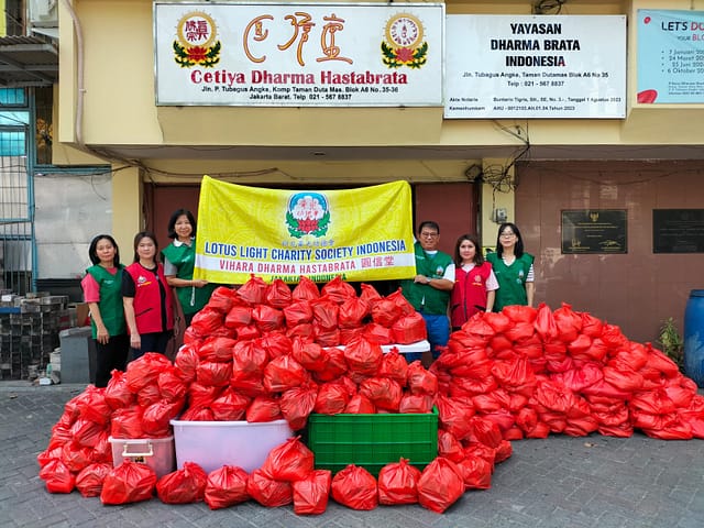 LLCS Vihara Dharma Hastabrata – 圓信堂 , Jakarta adakan bakti sosial pembagian sembako di depan Vihara Dharma Hastabrata LLCS Vihara Dharma Hastabrata – 圓信堂 , Jakarta adakan bakti sosial pembagian sembako di depan Vihara Dharma Hastabrata