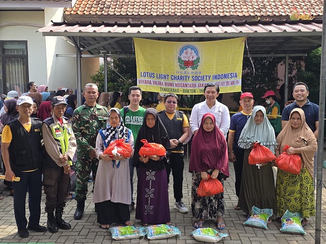 LLCS Vihara Vajra Bumi Nusantara 印尼雷藏寺 bagikan 960 paket sembako kepada warga di kelurahan Pancur LLCS Vihara Vajra Bumi Nusantara 印尼雷藏寺 bagikan 960 paket sembako kepada warga di kelurahan Pancur