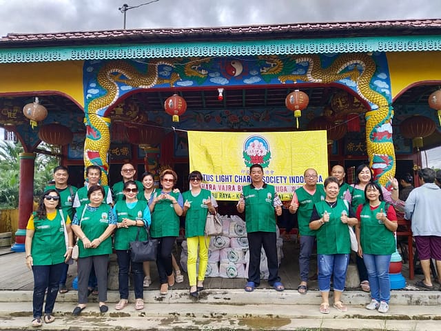 LLCS Vihara Vajra Bumi Kertayuga (真德雷藏寺) Pontianak membagikan 100 paket Imlek untuk Keluarga Prasejahtera di daerah Kalimas LLCS Vihara Vajra Bumi Kertayuga (真德雷藏寺) Pontianak membagikan 100 paket Imlek untuk Keluarga Prasejahtera di daerah Kalimas