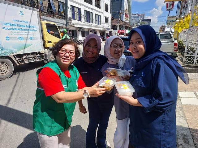 LLCS Vihara Vajra Vijaya Citta – Samarinda berbagi 300 porsi Nasi Berkat di depan Vihara LLCS Vihara Vajra Vijaya Citta – Samarinda berbagi 300 porsi Nasi Berkat di depan Vihara