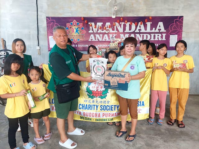 LLCS Vihara Satya Buddha Purnama (圓月雷藏寺) kembali menunjukkan kepedulian sosialnya dengan menyalurkan Sembako Kasih kepada Panti Asuhan Mandala Anak Mandiri, Kota Medan. LLCS Vihara Satya Buddha Purnama (圓月雷藏寺) kembali menunjukkan kepedulian sosialnya dengan menyalurkan Sembako Kasih kepada Panti Asuhan Mandala Anak Mandiri, Kota Medan.