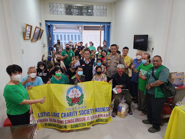 LLCS Vihara Vajra Bumi Simalungun,Pematang Siantar-Sumatera Utara, membagikan 50 paket sembako kepada warga yang kurang mampu di kota Pematangsiantar LLCS Vihara Vajra Bumi Simalungun,Pematang Siantar-Sumatera Utara, membagikan 50 paket sembako kepada warga yang kurang mampu di kota Pematangsiantar