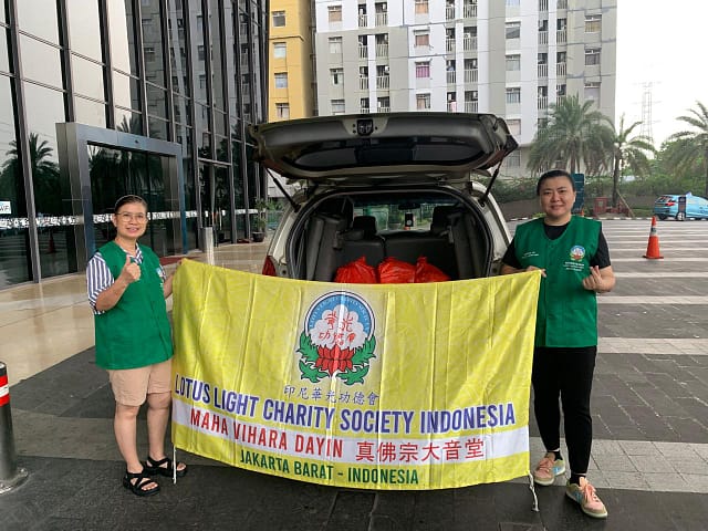 LLCS Maha Vihara Dayin (勝心同修會) berbagi kasih kepada sesama di sepanjang jalan Raya Pluit sampai ke Waduk Jokowi LLCS Maha Vihara Dayin (勝心同修會) berbagi kasih kepada sesama di sepanjang jalan Raya Pluit sampai ke Waduk Jokowi
