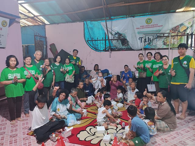 Vihara Vajra Bumi Mulawarman Samarinda (印尼三马林达圓達堂) adakan kunjungan ke Rumah Lansia & Yatim Piatu FJDK Vihara Vajra Bumi Mulawarman Samarinda (印尼三马林达圓達堂) adakan kunjungan ke Rumah Lansia & Yatim Piatu FJDK