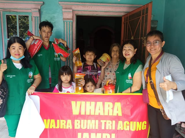 LLCS – Vihara Vajra Tri Agung Jambi Membagikan Paket Kegiatan Sosial LLCS – Vihara Vajra Tri Agung Jambi Membagikan Paket Kegiatan Sosial