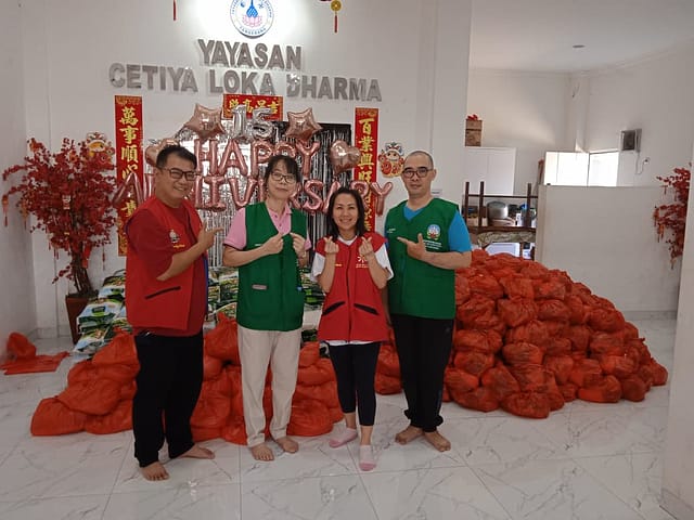 LLCS Vihara Dharma Hastabrata (圓信堂) dan Yayasan Cinta Kasih Susan Kumala bagikan paket sembako kepada masyarakat pra sejahtera di sekitar daerah Cengklong, Tangerang