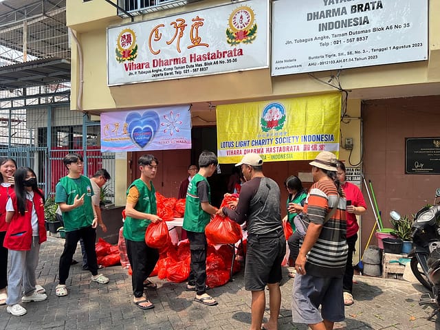 LLCS Vihara Dharma Hastabrata (圓信堂) kembali bagikan sembako sebanyak 300 paket untuk umat Vihara dan masyarakat sekitar Vihara LLCS Vihara Dharma Hastabrata (圓信堂) kembali bagikan sembako sebanyak 300 paket untuk umat Vihara dan masyarakat sekitar Vihara
