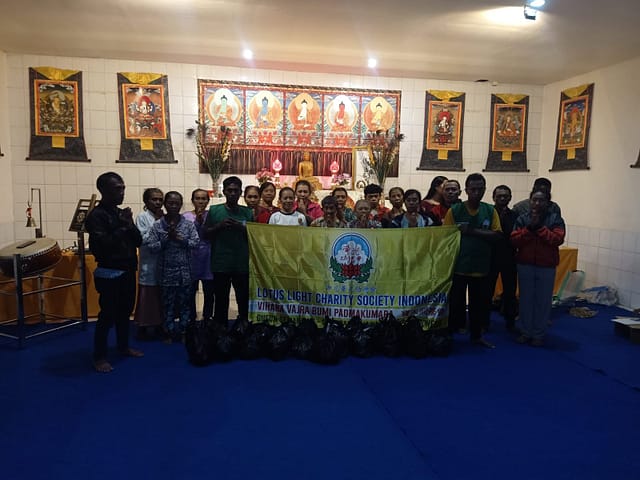 LLCS Vihara Vajra Bumi Padmakumara(寶天同修會) Semarang bagikan 25paket sembako untuk warga sekitar vihara LLCS Vihara Vajra Bumi Padmakumara(寶天同修會) Semarang bagikan 25paket sembako untuk warga sekitar vihara