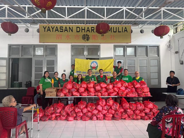 LLCS Vihara Vajra Bumi Arama – Surabaya (泗水光明雷藏寺) bagikan sembako di yayasan Dharma Mulia