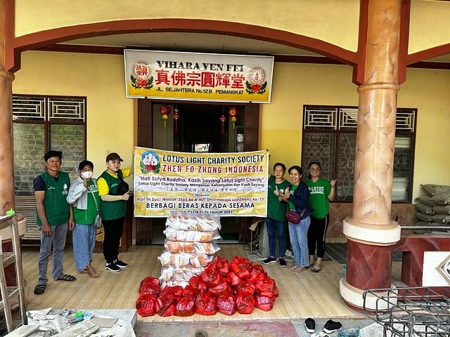 LLCS Vihara Yen Fei di Pemangkat – Mambagikan Paket Beras kepada Keluarga Prasejahtera LLCS Vihara Yen Fei di Pemangkat – Mambagikan Paket Beras kepada Keluarga Prasejahtera