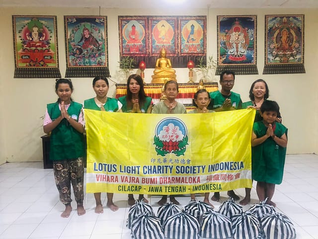LLCS Vihara Vajra Bumi Dharmaloka福藏同修會 bagikan 10paket sembako untuk warga sekitar vihara LLCS Vihara Vajra Bumi Dharmaloka福藏同修會 bagikan 10paket sembako untuk warga sekitar vihara