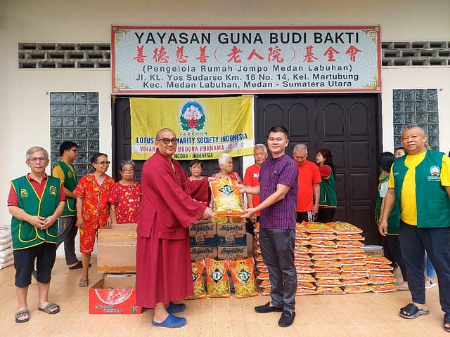 LLCS-Vihara Satya Buddha Purnama (圆月堂) bakti sosial ke panti jompo Guna Budi Bakti, Martubung, Medan Labuhan LLCS-Vihara Satya Buddha Purnama (圆月堂) bakti sosial ke panti jompo Guna Budi Bakti, Martubung, Medan Labuhan