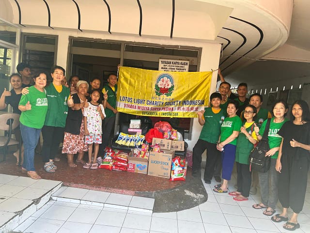 LLCS Vihara Widya Surya Padma(泗水蓮齊堂) Surabaya bagikan bantuan ke Panti Asuhan Karya Kasih LLCS Vihara Widya Surya Padma(泗水蓮齊堂) Surabaya bagikan bantuan ke Panti Asuhan Karya Kasih