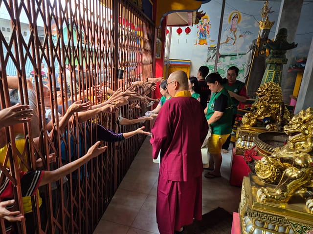 LLCS Vihara Vajra Bhumi Sriwijaya 聖輪雷藏寺 Palembang, bagikan ratusan bungkus nasi untuk berbuka puasa selama 3 hari (hari ketiga) LLCS Vihara Vajra Bhumi Sriwijaya 聖輪雷藏寺 Palembang, bagikan ratusan bungkus nasi untuk berbuka puasa selama 3 hari (hari ketiga)