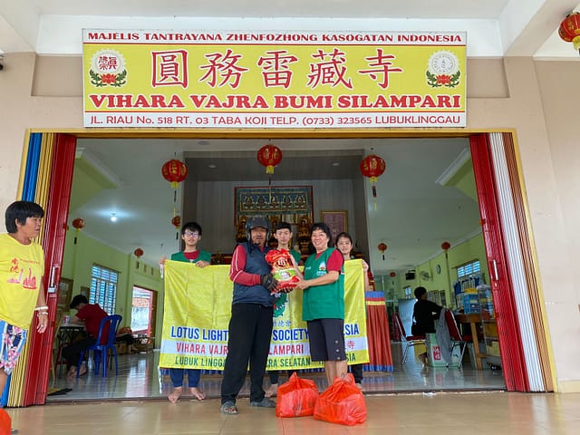 LLCS Vihara Vajra Bumi Silampari 圓務雷藏寺 Lubuk Linggau bagikan 100 paket kebutuhan pokok kepada masyarakat sekitar LLCS Vihara Vajra Bumi Silampari 圓務雷藏寺 Lubuk Linggau bagikan 100 paket kebutuhan pokok kepada masyarakat sekitar