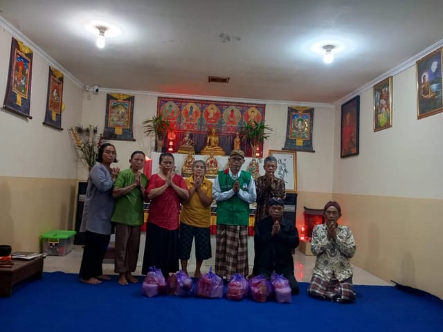 LLCS Vihara Vajra Bumi Dotosowolo (慧濟同修會) Semarang, bagikan paket sembako untuk umat vihara LLCS Vihara Vajra Bumi Dotosowolo (慧濟同修會) Semarang, bagikan paket sembako untuk umat vihara