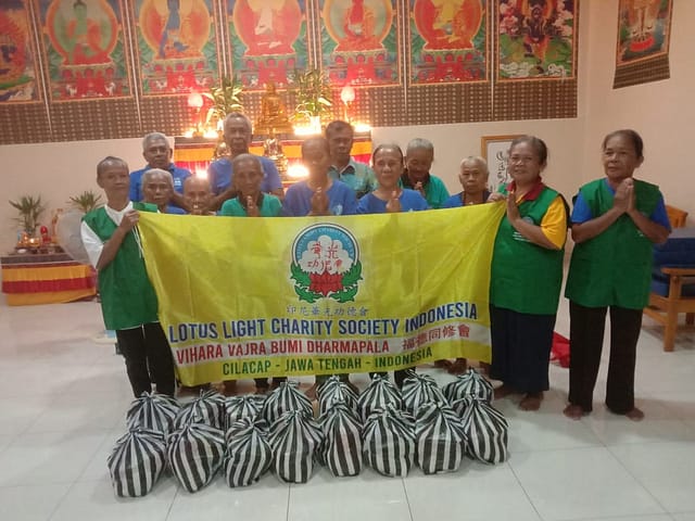 19 Kepala Keluarga di Cilacap Disapa Kepedulian Lotus Light Charity Society Vihara Vajra Bumi Dharmapala (福德同修會)